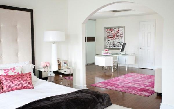 Makuuhuoneen huonekalut ja yöpöydät peilaavat antiikkisia vaaleanpunaisia ​​värejä
