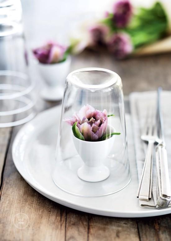 Kauniit kevätkukat värillisinä korostavat juhlapöydän koristeita