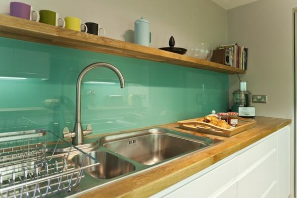 Kaunis keittiön takaseinä lasilevyt sileä