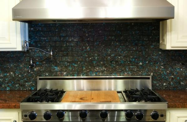 Kaunis keittiön splashback -liesi kiiltävä pinta
