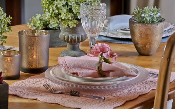 Kauniit lautasliinat vaaleanpunaisena - pääsiäispöydän koristelu