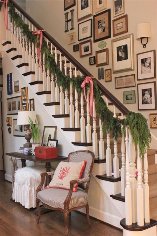 Kaunis joulukoristeellinen portaikko