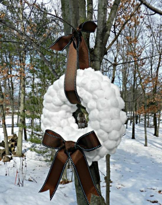 Lumipallojen talvikoristelu seppele suklaanruskealla keula -talvikoristeella ulkona