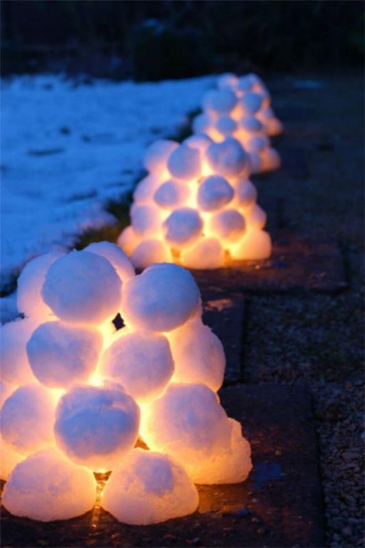 Lumipallojen talvikoristelu unenomainen järjestely valoisilla lumipalloilla ideoille ulkona