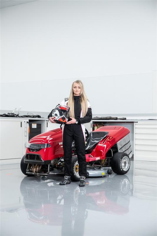 Maailman nopein ruohonleikkuri, Mean Mower, saavuttaa 150 mph jessica hawkinsin ratin takana