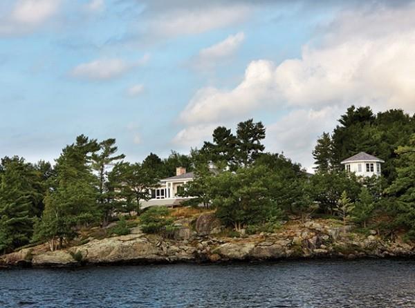Kaunis näkymä Kanadan unelmakodin järveltä, huomaamattoman kaunis