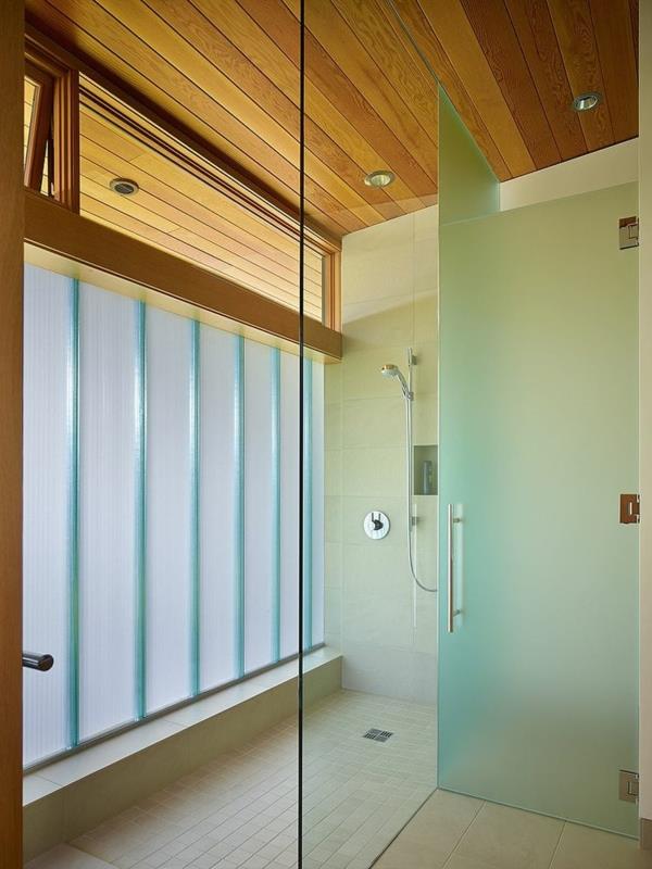 Kaunis järvenrantatalon kylpyhuoneen suihkukaappi himmeä lasi