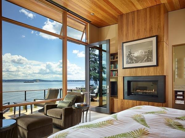 Kaunis järvenrantatalo makuuhuone merinäköalalla nojatuolin lukualue