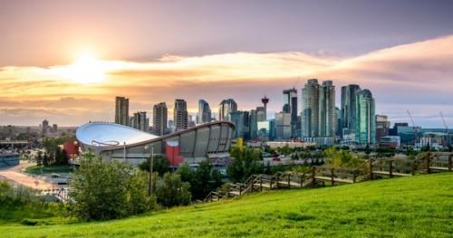 Kaunis panoraamakuva Calgarystä yöllä