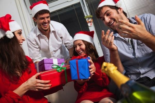 Roskatontut huolehtivat joulujuhlasta Vaihda lahjoja hauskoja roskalahjoja