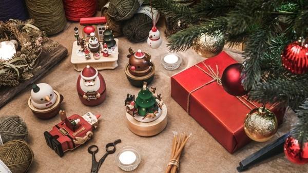 Roskatonttujen sääntö joulujuhla Järjestä lahjanvaihto Pino lahjoja