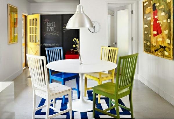 Koulun liitutaulun ruokasali mielenkiintoisia värikkäitä ruokapöydän tuoleja nojaa korkealle