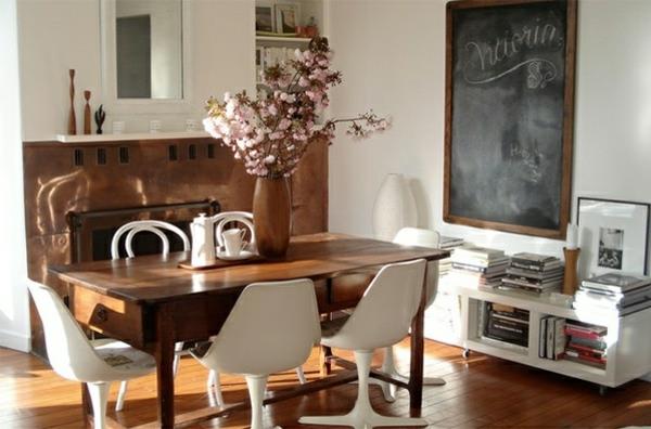 Koulun liitutaulu ruokasalissa mielenkiintoiset modernit huonekalut ruokapöydän tuolit