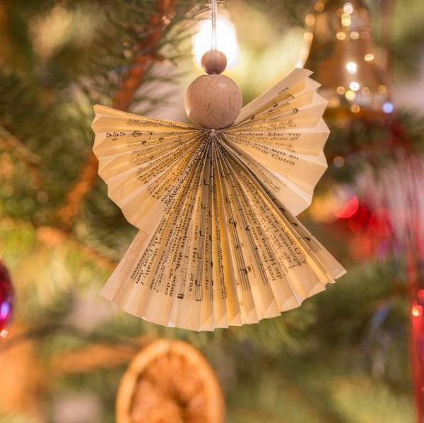 Suojelusenkelit houkuttelevat lasten kanssa jouluksi - maagisia ideoita ja ohjeita enkeli -koriste -sanomalehtipaperi