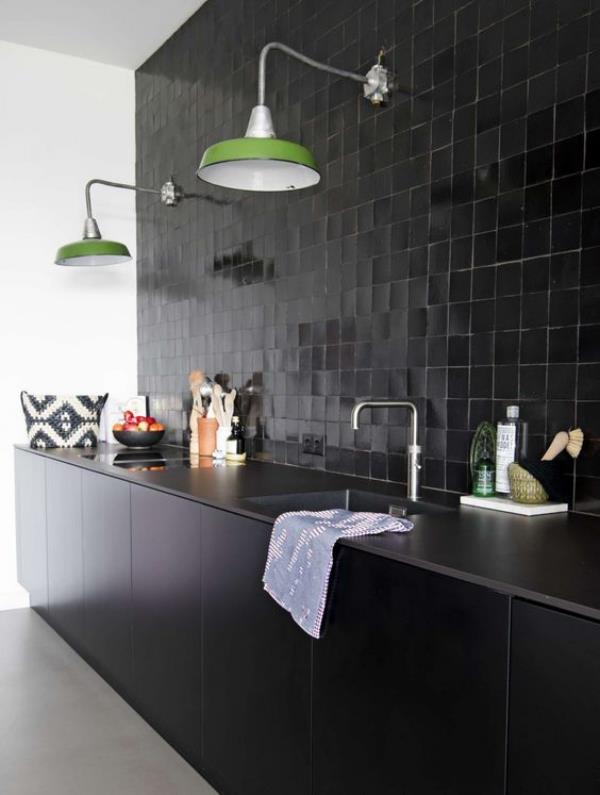 Musta seinä musta keittiö erittäin tyylikäs jotain dramaattista