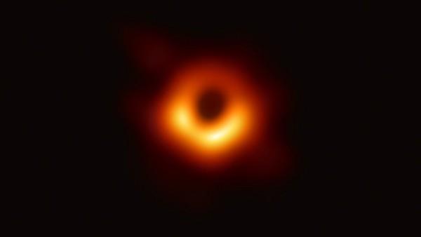 M87: n musta aukko kuvasi ensimmäistä kertaa legendaarisen kuvan