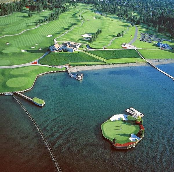 Kelluva golfkenttä pelata golf -idea vesi vihreä