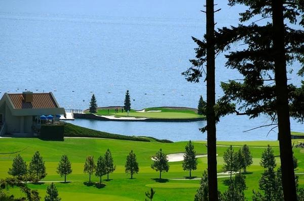 Kelluva golfkenttä pelaa golfia idea vesi luonto