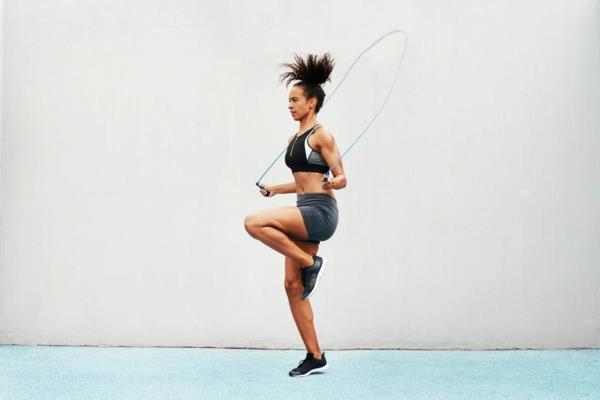 Hyppynaru hyödyttää koko kehon harjoittelua lihasten vahvistamiseksi