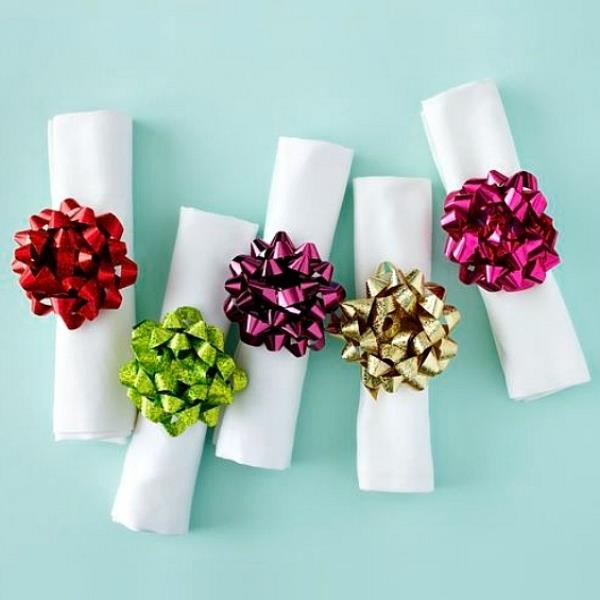 Tinker -lautasliinat jouluksi - tyylikkäitä ideoita ja ohjeita juhlapöydän koristeluun lahja nauhakoriste värikäs