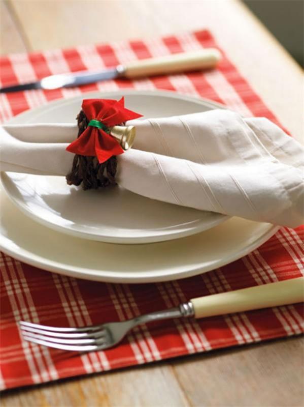 Tinker -lautasliinarenkaat jouluksi - tyylikkäitä ideoita ja ohjeita juhlapöydän koristeluun klassisella koristinauhalla