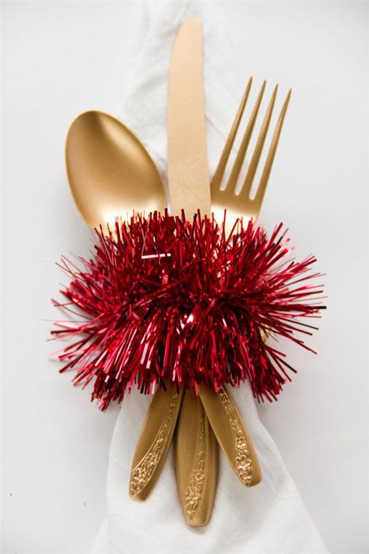 Tinker -lautasliinarenkaat jouluun - tyylikkäitä ideoita ja ohjeita juhlapöydän koristeluun, hopeanvärisiä punaisia ​​koristeellisia wc -rullia