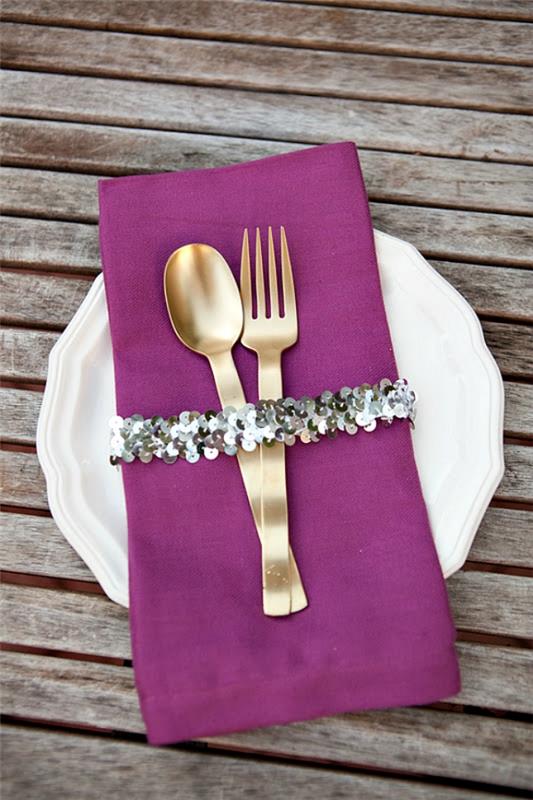Tinker -lautasliinat jouluksi - Tyylikkäitä ideoita ja ohjeita juhlapöydän koristeluun pailletten deko purple serviette