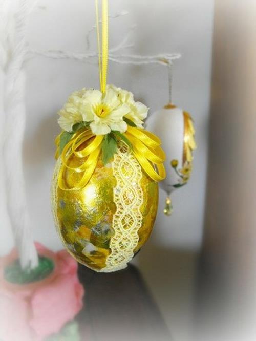 Lautasliina tekniikka roikkuu pääsiäismunien kultaisella nauhalla