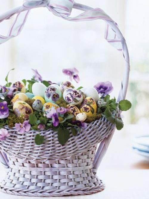 Lautasliina tekniikka Pääsiäismunat kori violetit kukat