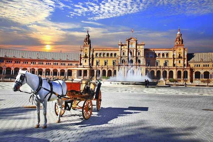 Espanjan maamerkit - piazza Espana Sevillassa, Andalusiassa