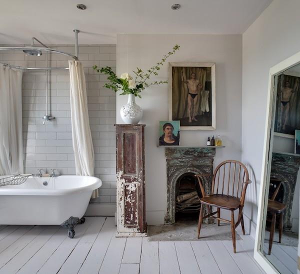 Nuhjuinen tyylikäs kylpyhuone, joka vastaa huonekalujen sisustuselementtejä