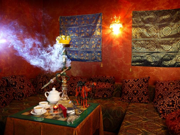 Shisha -kauppa lähellä persialaista mattoa tyypillinen vesipiippu