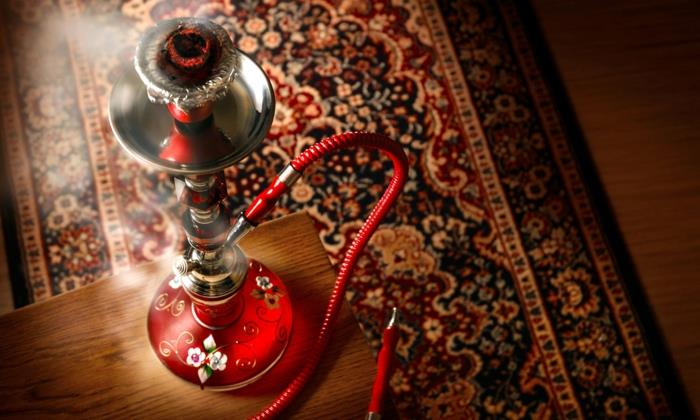 Shisha -kauppa lähellä persialaista mattoa