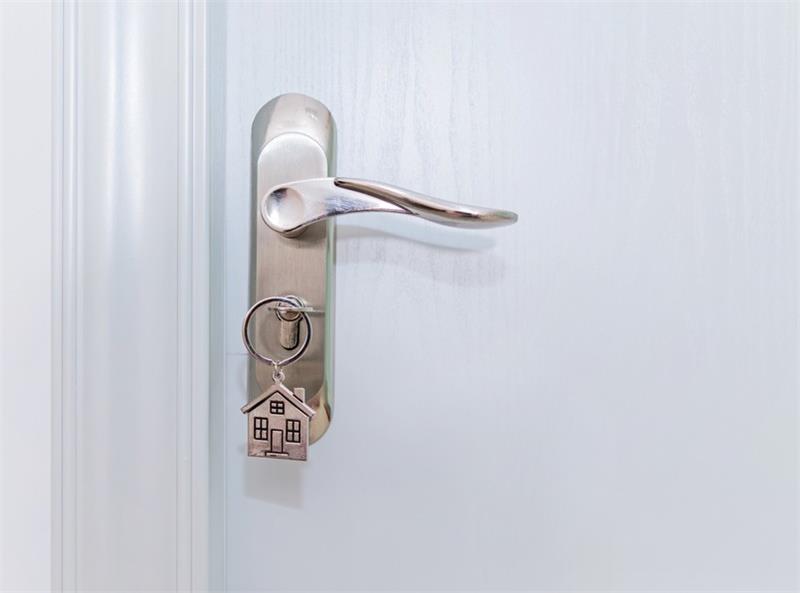 avain ja talon symboli avaimenperä ovessa.