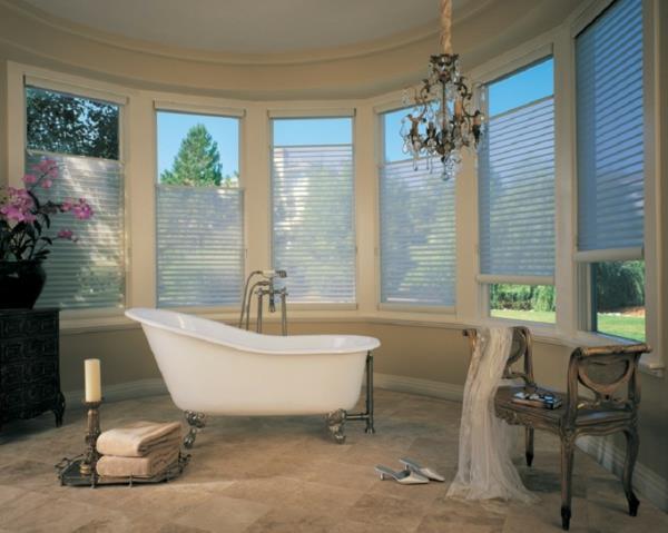 Kylpyhuone ikkuna kylpyamme yksityisyys näytön kattokruunu