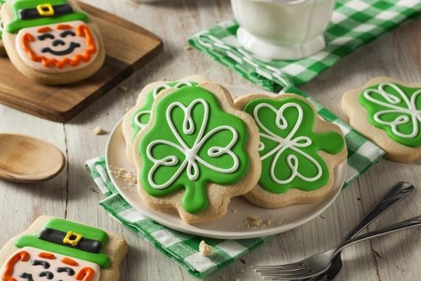 Karkkikakku symbolinen shamrock, jota hallitsee vihreä