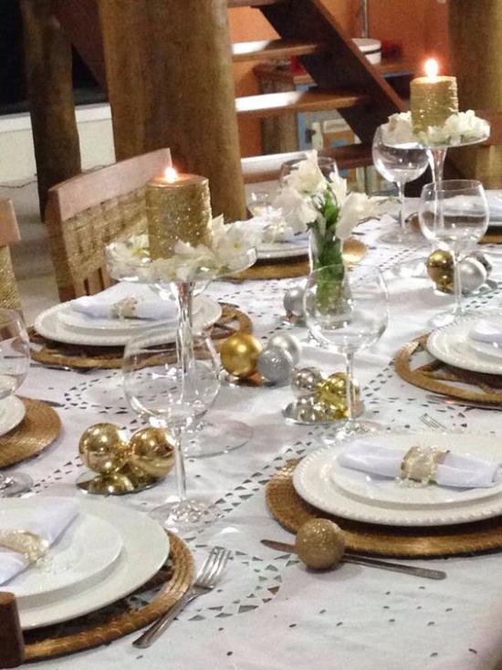 Juhli uudenvuodenaattoa kotona Kulta- ja hopeapallokynttilät valkoiset kukat saavat juhlapöydän loistamaan