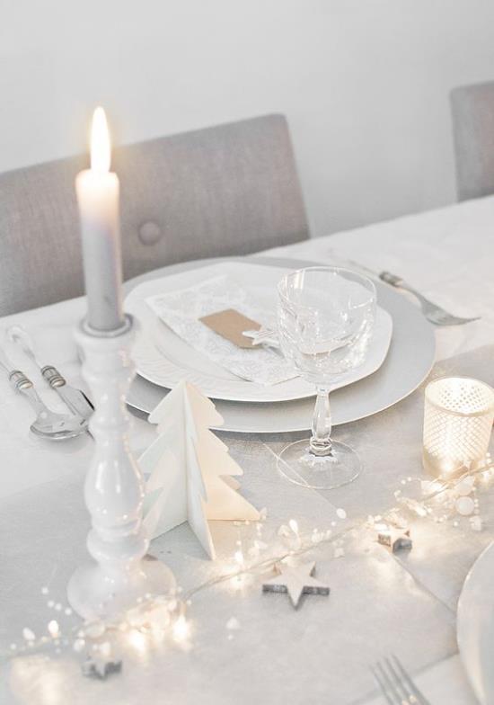 Juhli uudenvuodenaattoa kotona rypäleen harmaa ja valkoiset valot pöytä kattaa valkoinen kynttilä