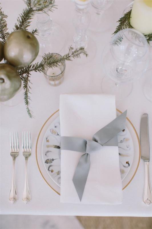 Juhli uudenvuodenaattoa kotona huomaamattomasti ja tyylikkäästi valkoinen lautasliinan harmaa nauha