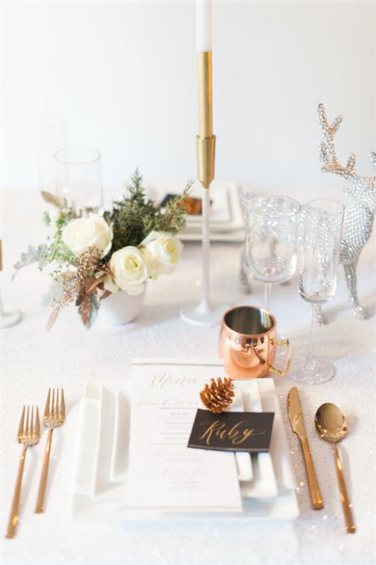 Juhli uudenvuodenaattoa kotona juhlapöydällä tyylillä juhlia kristallilasit kynttilänjalat hienot ruokailuvälineet