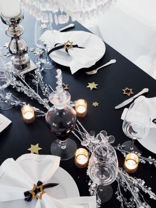 Juhli uudenvuodenaattoa kotona juhlapöytä musta pöytäliina valkoinen palvelu valkoinen lautasliinat kaunis kontrasti