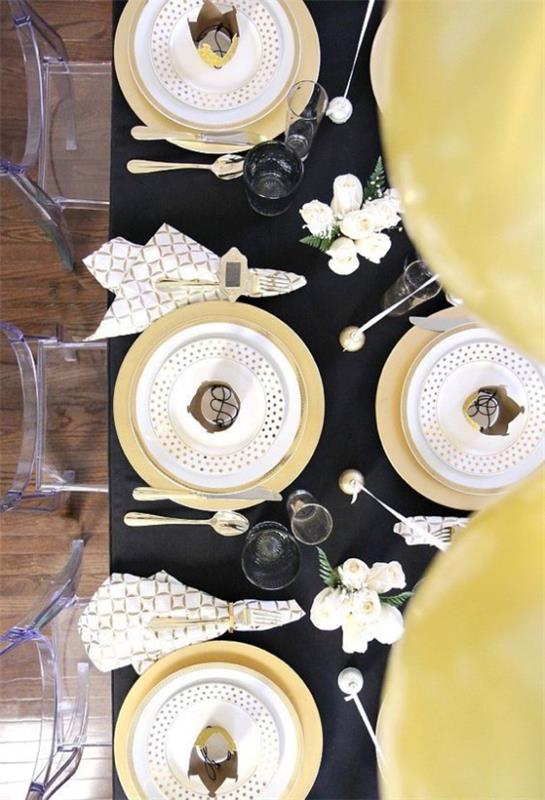 Juhli uudenvuodenaattoa kotona kauniisti katettu pöytä Musta ja kulta rahaa ihana väri duo