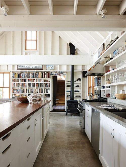 Yksinkertaisesti suunniteltu kirjahylly avoimen tilan konsepti keittiö olohuone