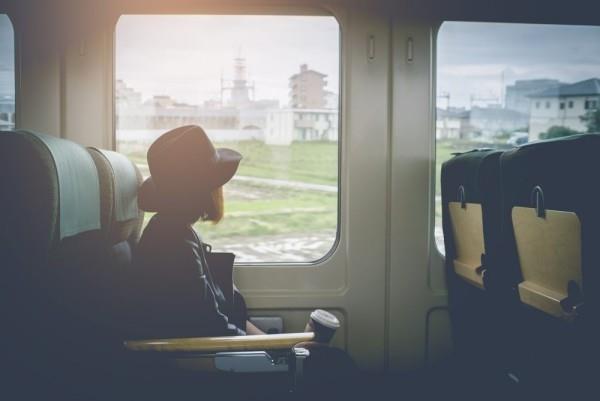 Yksin matkustaminen Nainen, joka matkustaa yksin junassa pakenemaan jokapäiväistä elämää