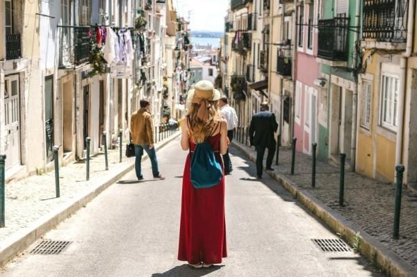 Yksin matkustava nainen matkustaa yksin, vieras kaupunki, Etelä -Euroopan ilmapiiri
