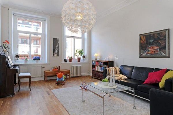 Olohuone suunnittelee lumoavan vaikutelman sohvapöydän lasia