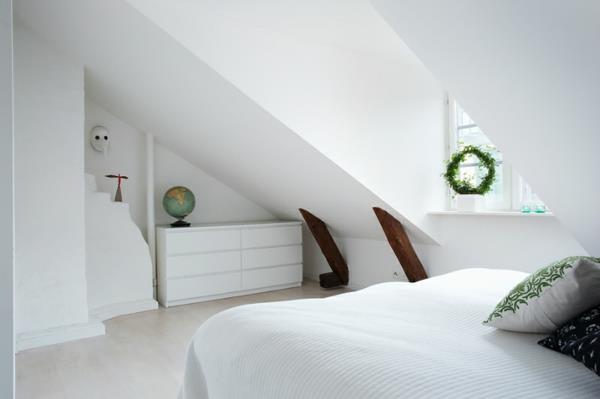 Skandinaavinen kalteva katto makuuhuoneen huonekalut