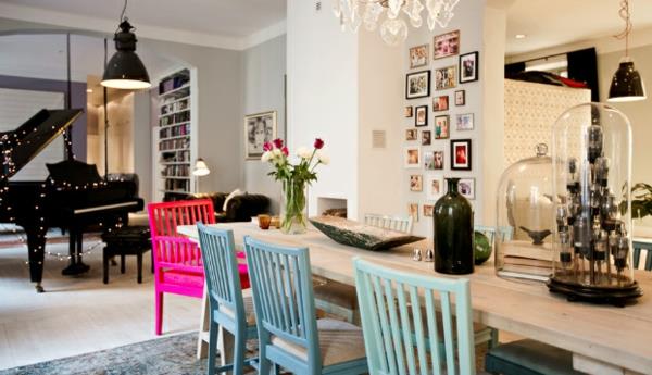 Sisustussuunnittelu Skandinavia värikkäillä muistiinpanoilla siniset tuolit vaaleanpunainen