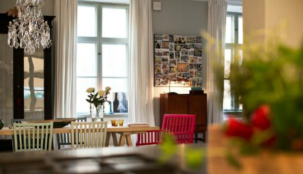 Skandinaavinen sisustus, värikkäitä yksityiskohtia ruokasalin puiset tuolit