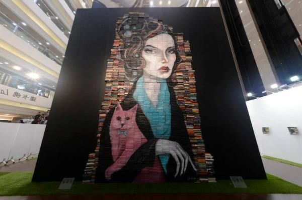 Omituisia maalauksia kirjoista 7 metriä pitkä nainen vaaleanpunainen kissa